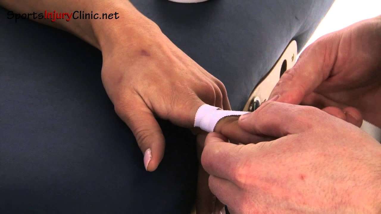 Tape el dedo con cinta adhesiva para evitar que se doble.